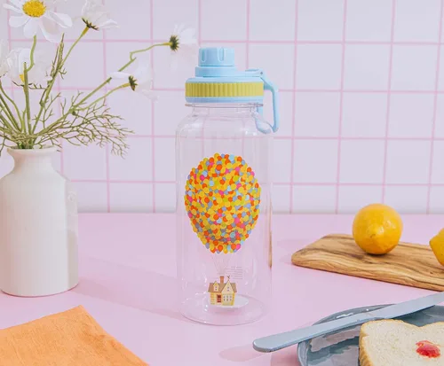 Vista 9 de Silver Buffalo Disney Pixar Up Casa y Globos Botella de Agua de Plástico con Boquilla Giratoria con Calcomanías que Tú Mismo Pegas, 32 Onzas