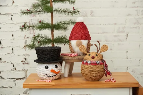 Vista 4 de C&F Home Muñeco de nieve tejido a mano de Navidad Candy Container