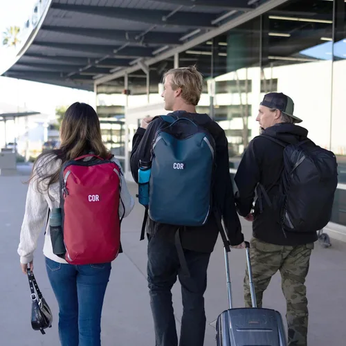 Vista 34 de COR Surf Mochila de viaje de mano Island Hopper 2.0 Mochila ultraligera aprobada para artículos personales 28L Negro Edición impermeable