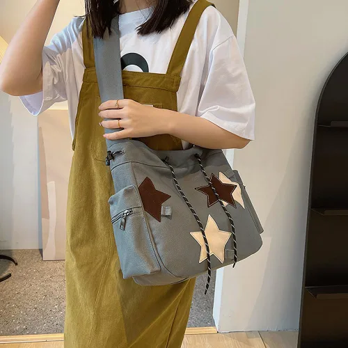 Vista 3 de Lindo bolso de mensajero kawaii de lona, bolso cruzado estético para mujeres y hombres, bolsa de mensajero con solapa