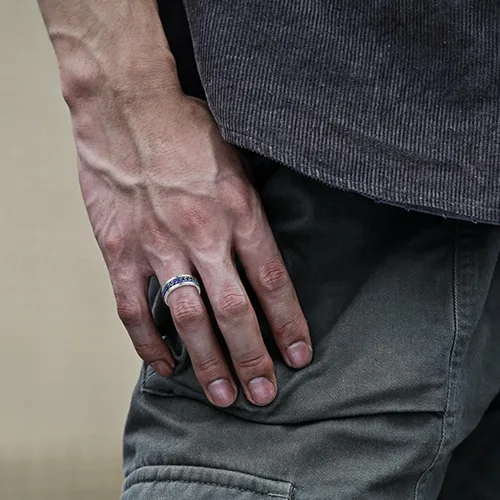 Vista 5 de Anillo de acero de titanio para hombre, alianza con borde y centro giratorio