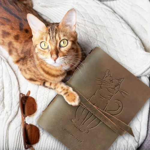Vista 3 de Sovereign-Gear Diario encuadernado en cuero para hombres y mujeres, juego de regalo hecho a mano con diario de cuero en relieve de gato y bolígrafo