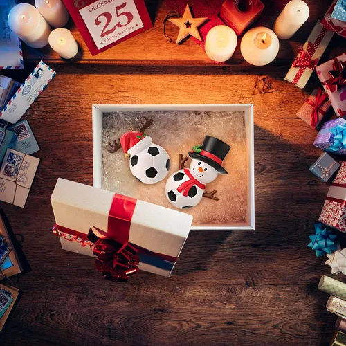 Vista 6 de Jetec 2 piezas de sombrero de Navidad adorno de fútbol muñeco de nieve colgante adorno de Navidad reno de fútbol colgante de resina muñeco de nieve