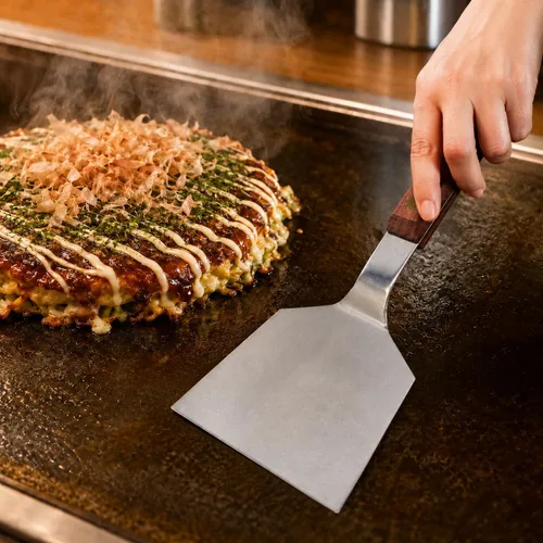 Vista 11 de TIKUSAN Okonomiyaki - Espátula giratoria para barbacoa, mango de madera, hecho en Japón (2.8 x 7.2 pulgadas)