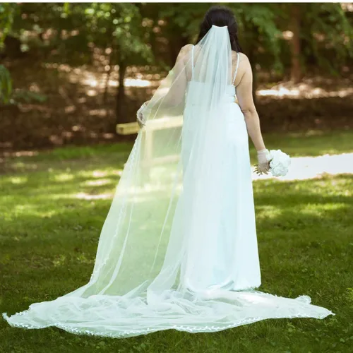 Vista 2 de Cadence Elegant Bridal Veil with Mesh Applique Trim - One Layer, 118.1 inches Long - White Off