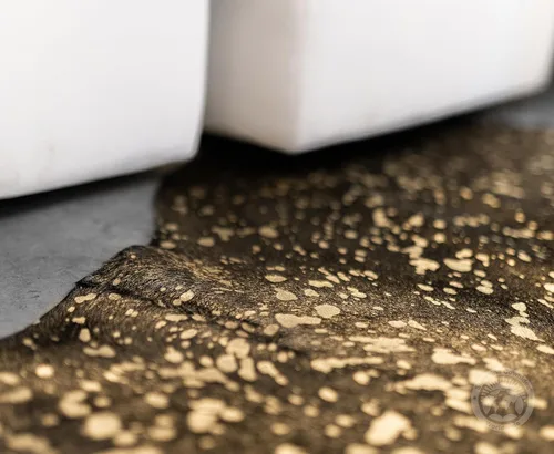 Vista 5 de Sunshine Cowhides Alfombra de piel de vaca negra teñida, 100 % color dorado metálico auténtico, alfombra de estilo moderno de piel de animal