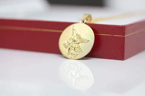 Vista 5 de CaliRoseJewelry Colgante de oro de 14 quilates con dije de moneda de San Miguel Protect Us