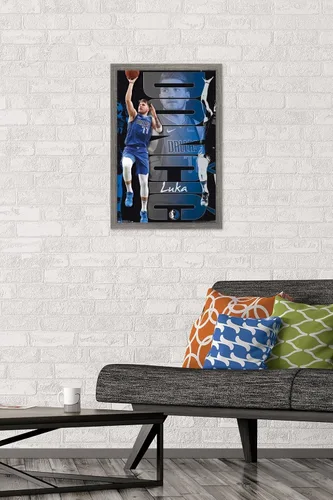 Vista 2 de Trends International NBA Dallas Mavericks - Póster de pared de Luka Doncic 19, 14.725 x 22.375 pulgadas, versión enmarcada de madera de granero