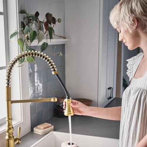 Vista 2 de Moen WeymouthBrushed Gold S73104BG - Grifo de cocina con resorte de preenjuague de un mango con refuerzo de potencia para una limpieza más rápida