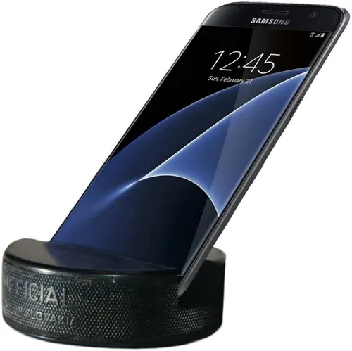 Vista 2 de El soporte original indestructible para teléfono celular de hockey - Hecho de un disco de hockey genuino - Compatible con todos los teléfonos