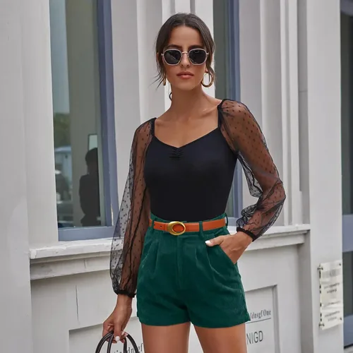 Vista 316 de Cinturón de cuero clásico con hebilla de metal para mujer con vestido de jeans