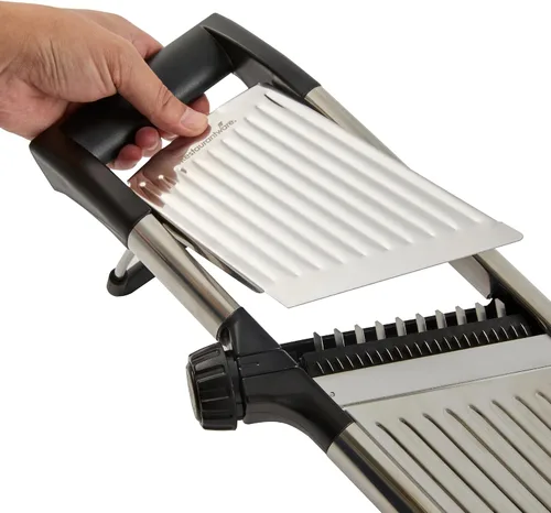 Vista 12 de Restaurantware Rebanadora de mandolina ajustable de acero inoxidable, cortador de verduras estándar alemán con protector de cuchilla, guantes
