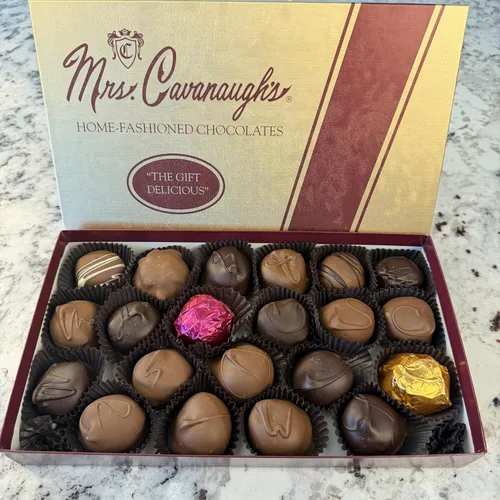 Vista 2 de Mrs. Cavanaugh's Cremas de 1 libra con y sin nueces mezcladas (leche 65% y oscuro 35%) chocolate