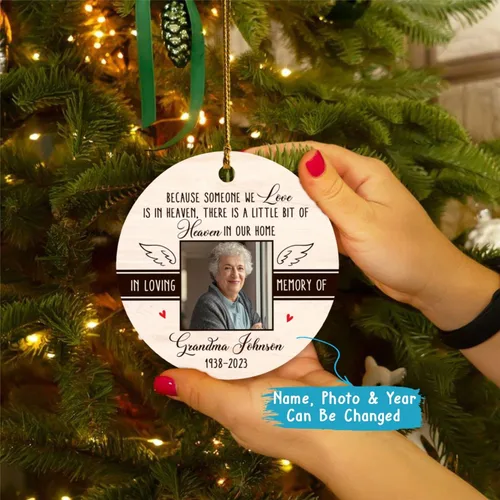 Vista 3 de Adorno de Navidad con texto en inglés "There is A Little Bit of Heaven in Our Home", en memoria amorosa de la foto, abuela, abuelo, adorno