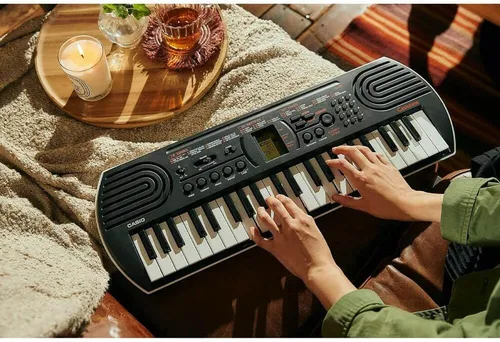 Vista 4 de Casio Casiotone SA-81 – Teclado compacto con 100 tonos y 50 ritmos Divertido para principiantes Ideal para la práctica y el aprendizaje de música