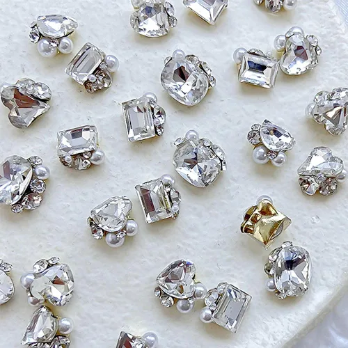 Vista 7 de 8 piezas de perlas 3D de diamantes de imitación para uñas, dijes de perlas brillantes de corazón de lujo, corazones blancos transparentes, copos