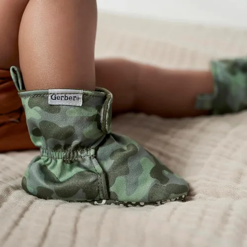 Vista 3 de Gerber Botines unisex con forro polar para bebé, antideslizantes, suaves, Camo Verde