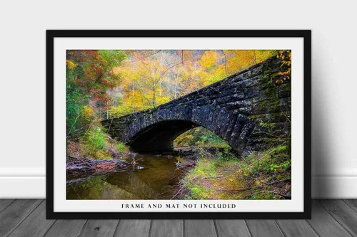 Vista 3 de Impresión de fotografía campestre (no enmarcada) Imagen de puente de piedra rodeado de follaje de otoño en el día de otoño en grandes montañas