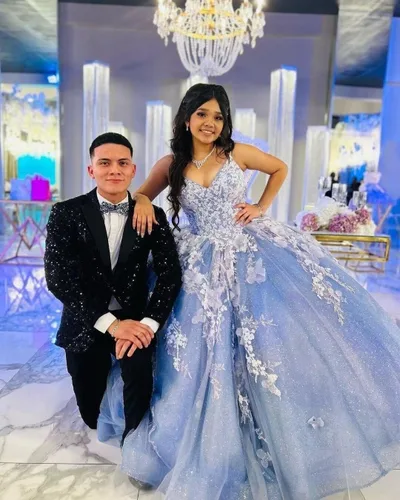 Vista 3 de XYAYE Tirantes espagueti con cuello en V vestidos de quinceañera vestido de bola con capa hinchada 3D flor encaje tul dulce 15 16 vestidos XY097