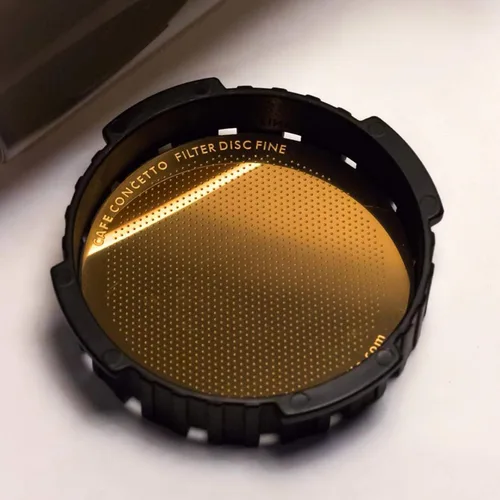 Vista 3 de Filtro para uso en cafeteras AeroPress Go/AeroPress – Disco fino – Reutilizable – Acero inoxidable recubierto de alta calidad (oro rosa, metal)