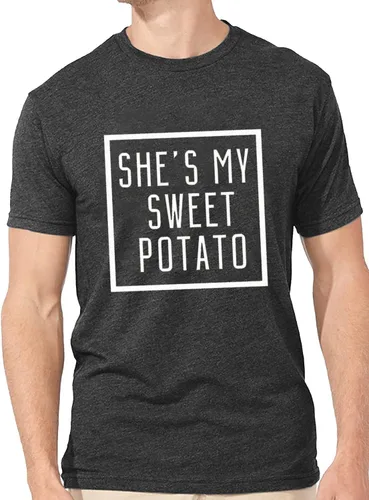 Vista 3 de Camiseta de manga corta con texto en inglés "She's My Sweet Potato I Yam" para parejas a juego para marido y esposa