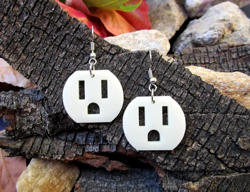 Vista 2 de Aretes de salida eléctricos hipoalergénicos hechos a mano, sin níquel, divertidos aretes colgantes para electricista, joyería de estilo ecléctico