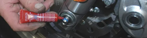 Vista 5 de LOCTITE 242 Threadlocker para Automotriz: Alta Temperatura, Fuerza Media, Anaeróbico Tubo Azul de 6mL (N.º de pieza: 37418 - 487229)
