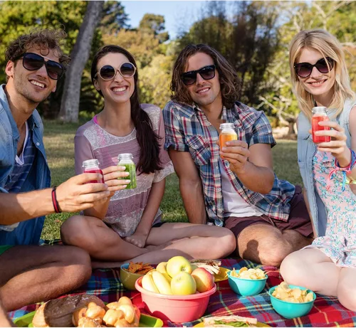 Vista 7 de Tanlade 24 botellas pequeñas de plástico de 4 onzas con tapas, recipientes transparentes reutilizables para jugos, licuados, chupitos de jengibre