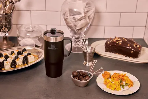 Vista 4 de STANLEY La Taza Suburbana Cotidiana 473 ml Beber a Través de la Tapa Taza para Café, Té y Bebidas Taza de Café de Acero Inoxidable Aislada