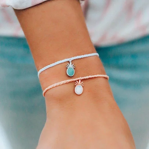 Vista 2 de Pura Vida Pulsera de brisa tropical de oro rosa o plata, impermeable, ajustable