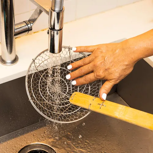 Vista 5 de Joyce Chen Kitchen Spider Strainer - Cesta de alambre de acero inoxidable de 7 pulgadas con mango de bambú resistente al calor