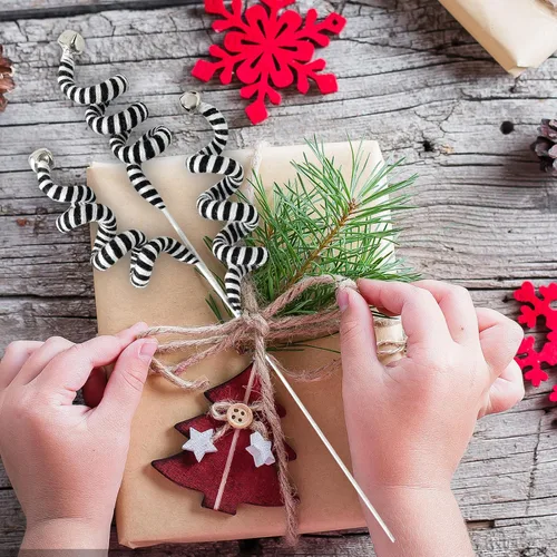 Vista 4 de Juego de 4 adornos para árbol de Navidad, picos rizados de color negro y blanco, campanas de lana, adornos para Halloween, hogar, oficina, fiesta