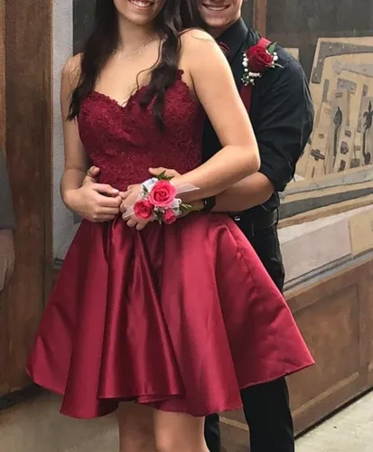 Vista 2 de Tianzhihe Vestidos cortos de encaje con cuentas para regreso a casa, tirantes delgados, vestidos de noche de satén con bolsillos