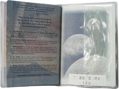 Vista 4 de Juego de 2 fundas de plástico de vinilo transparente resistente para pasaporte, hechas en Estados Unidos, Gris, Cartera de viaje