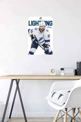 Vista 6 de Trends International NHL Tampa Bay Lightning - Póster de pared de la serie 23 de Nikita Kucherov, 14.72 x 22.37 pulgadas, paquete de póster premium