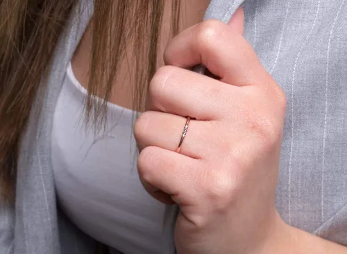 Vista 3 de Anillo delgado de mujer con 3 diamantes en oro macizo de 9K, 14K y 18K, fino hecho a mano, anillo midi, delicado anillo de diamantes, anillo