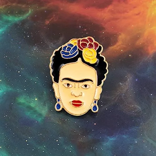 Vista 3 de Flairs New York - Broche de solapa esmaltado hecho a mano, Frida Kahlo la leyenda