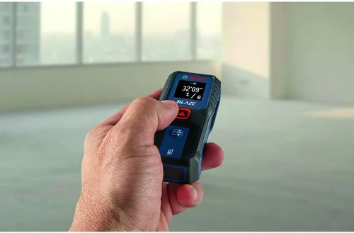 Vista 2 de Bosch GLM100-23 Blaze - Medidor láser de distancia de 100 pies, incluye 2 pilas AA