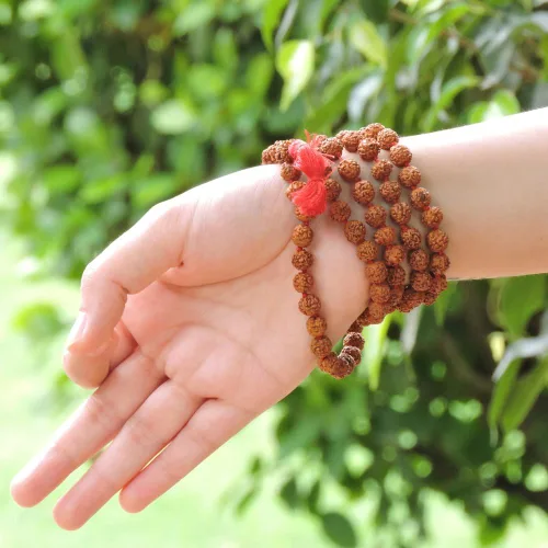 Vista 4 de HealthGoodsIn Rudraksha Mala anudada, orgánica, 5 caras (Panchmukhi) con 108 + 1 cuentas (tamaño de cuentas de 0.31 a 0.315 pulgadas)