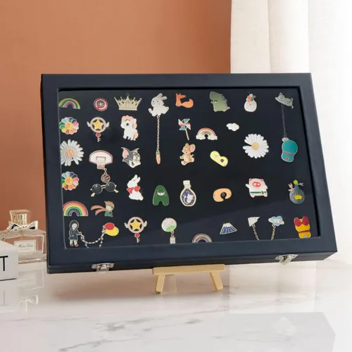 Vista 3 de Caja expositora grande negra a prueba de polvo con ganchos para medallas militares, joyas, insignias, collares, pulseras, 13.8 x 9.5 pulgadas