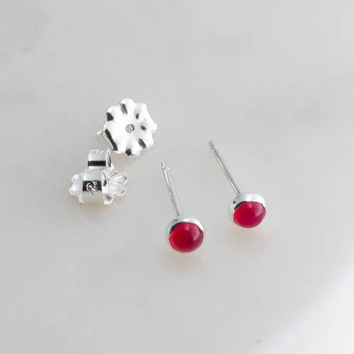 Vista 30 de Aretes pequeños de plata de ley para cartílago, tragus, hélix, múltiples piercings hipoalergénicos, piedra natal para mujer, juego de bisel