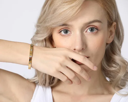 Vista 6 de A D. ALLEN & DANMI. AD Jewelry - Brazalete de acero inoxidable chapado en oro de 18 quilates para el amor