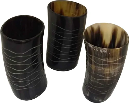 Vista 5 de Juego de 3 tazas de cuerno vikingo hechas a mano con soportes medievales Ale Mead, tazas de vino rústicas nórdicas para decoración de bar, fiesta