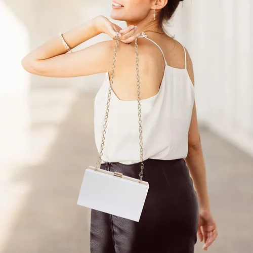 Vista 6 de WJCD - Bolso de mano de acrílico transparente para mujer, bolso de hombro con correa de cadena de dorada desmontable