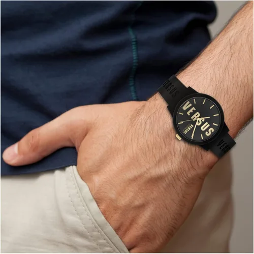 Vista 4 de Versus Versace Reloj de moda Barbes para hombre con marca Versus. Correa de silicona ajustable a prueba de agua. Incluye bolsa de regalo de viaje.