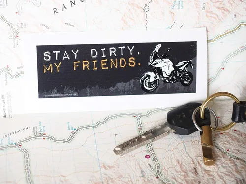 Vista 3 de Adhesivo de vinilo para parachoques Stay Dirty My Friends Offroad para KTM, BMW GS, Land Cruiser FJ40, 4x4, 4WD Para motociclistas y Overlanders