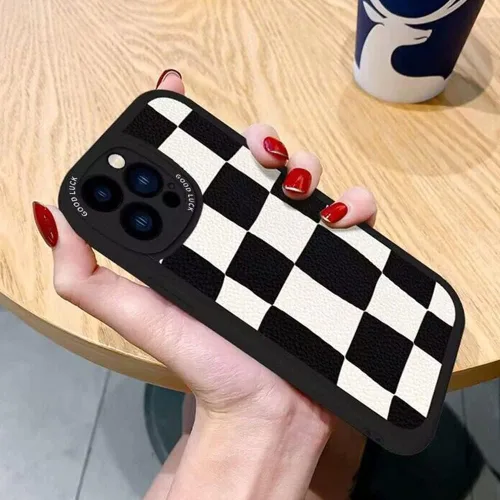 Vista 4 de Casechics Funda compatible con iPhone, diseño estético retro clásico a cuadros, tablero de ajedrez a cuadros, protección de lente de la cámara Negro