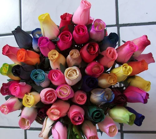Vista 2 de 2 docenas (24) de rosas de madera arreglo colorido en estuche
