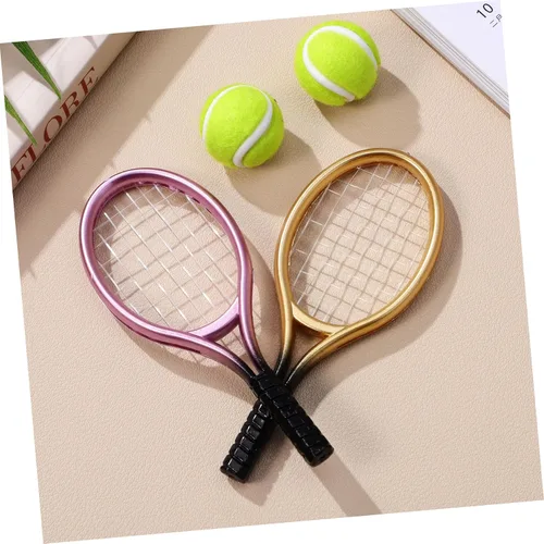 Vista 9 de Garneck Juego de 2 raquetas de tenis en miniatura y pelota de plástico, mini raqueta de tenis en miniatura, equipo deportivo para decoración
