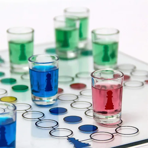 Vista 3 de Juego de beber Ludo (parchí) con 16 vasos de chupito, 2 dados y tablero de juego de vidrio